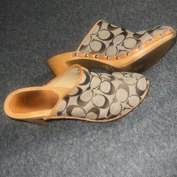 Clogs. - Picture 7 of 8